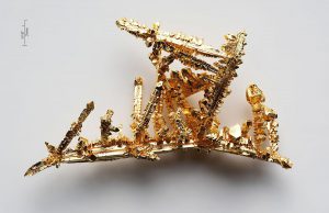 1200px-Gold-crystals